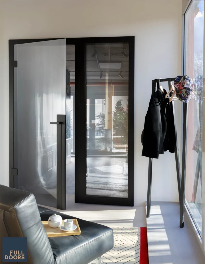 Full Doors sötét ajtó üvegezéssel